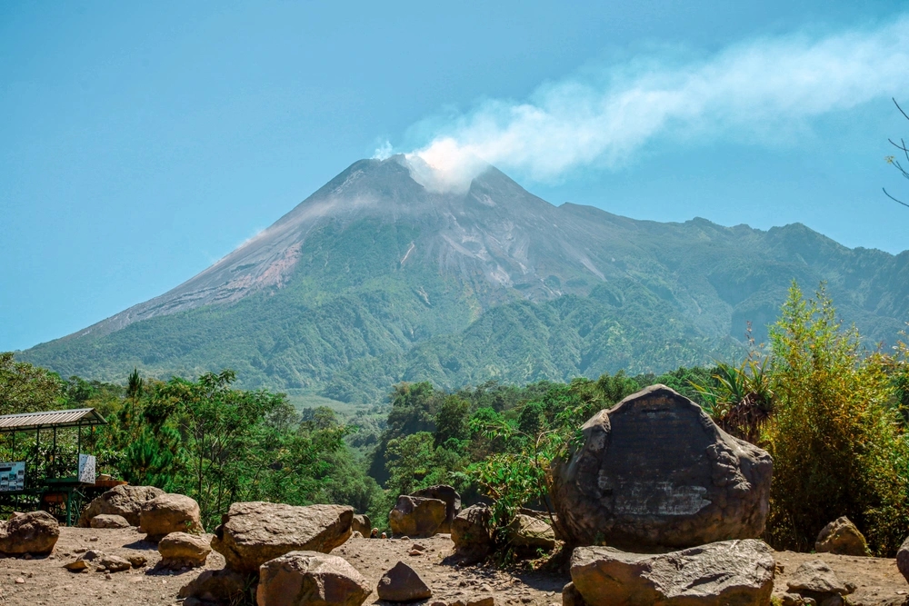 Lanskap pemandangan batu alien merapi