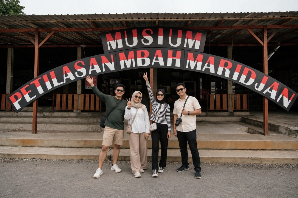 Mengenang Mbah Maridjan, juru kunci Gunung Merapi yang terkenal dengan kesetiaan dan pengabdiannya dalam menjaga tradisi dan spiritualitas masyarakat setempat.