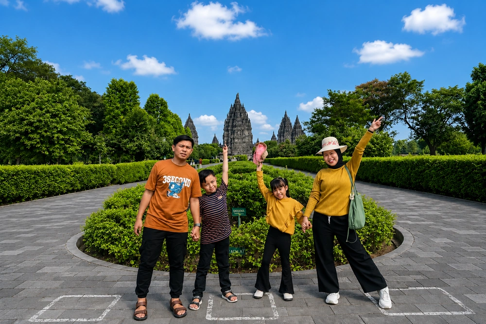 Keluarga berfotoria di taman wisata candi prambanan jogja